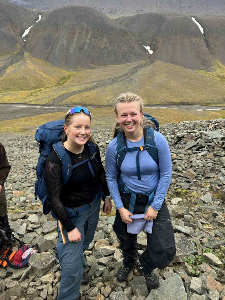 Ingrid Fuglem til venstre og Ingeborg Andersen til høyere, videregående elever Foto Ingeborg Oldernes Hoem.jpg Ingrid Fuglem og Ingeborg Andersen